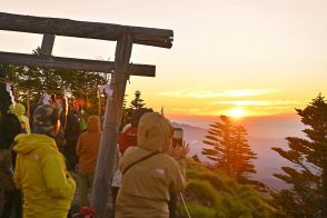 男体山の夜間登山が解禁　日光二荒山神社で「登拝祭」　山頂から絶景の御来光に800人歓声　万歳三唱や記念撮影で堪能