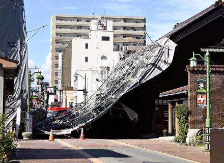 ガシャと音がなり、真ん中からしなって倒れた...繁華街のビル解体現場で足場が倒壊、通行中の女性けが