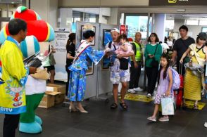 空港で観光客を歓迎　市、観光協会など