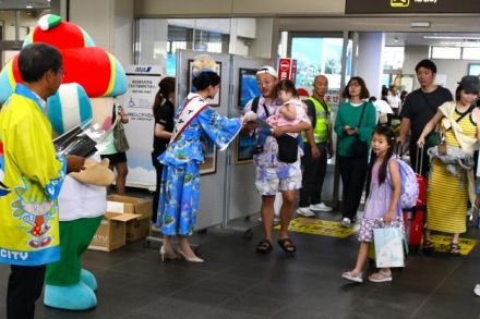 空港で観光客を歓迎　市、観光協会など