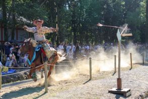 馬上から放つ五穀豊穣の願い　宇佐神宮で神事「流鏑馬」