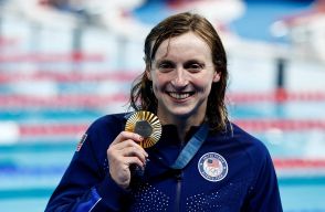 ８個目の金メダルを手にしたケイティ・レデッキー、プールでの放尿について「私はしないけど…」