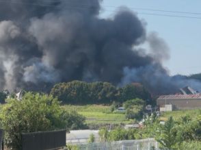 車50台程を保管との情報も…愛知県豊橋市で倉庫が燃える火事 消火活動続く これまでにケガ人の情報なし