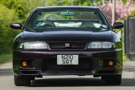 1800万円弱の予想最高落札価格…日産R33「スカイラインGT-R」に注目集まるも流札！ 理由は内装だけがカスタムされていたから…？