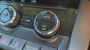 車が暑すぎる！ 車の「冷房」をつけるとガソリンの減りが早く、出費がイタイです。節約のために、暑くても“窓”を開けて我慢するしかないでしょうか？