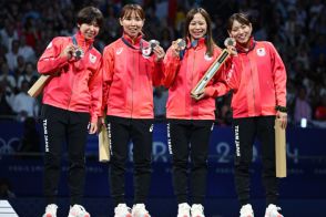 女子フルーレ快挙！団体日本が本場フランスで初の銅メダル獲得　＂号泣赤裸々解説＂も話題に「めっちゃ怖かった」 【パリ五輪】