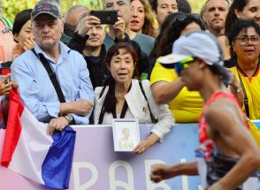 遺影の父と競歩観戦　64年代表石黒さんの長女　パリ五輪〔五輪〕