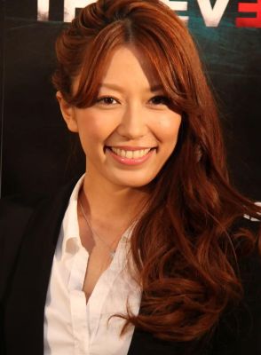 ＜里田まい＞元気いっぱい水着姿　海で子供と開脚ジャンプ！　「ジャンプ力すごすぎ」「撮影はマー君かな？」の声