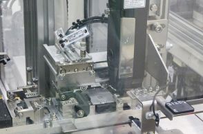 「半固体電池」ロボットで生産、日本ガイシが効率高める生産現場