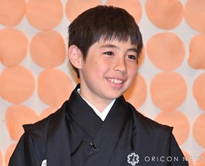 寺島しのぶ長男・尾上眞秀、父親＆祖母との“顔出し”3ショットに反響「足長いねーおばあちゃんと一緒かな」「良い写真」