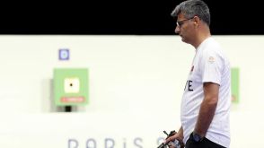 トルコの控えめな射撃選手、パリ五輪で銀獲得　装備つけずポケットに手