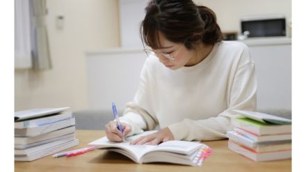 【ランキング】「学生が取りたい資格」は？　公務員に代わって人気が上昇している2つの資格は？