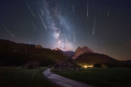 ペルセウス座流星群のピーク、スーパー・ブルームーン、プレアデス星団が楽しめる8月の夜空