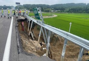 開通したばかりの高速道路「大陥没」、復旧も「爆速」!? 日本海東北道の豪雨被災箇所 規制解除にめど