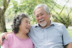 老齢年金受給世帯の約6割が年金だけで生活できない…【70歳代】夫婦世帯の「年金額・生活費」＆「貯蓄額」はいくら？