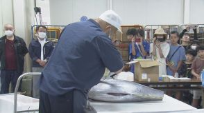 朝早い市場の仕事　親子で見学　マグロの試食も