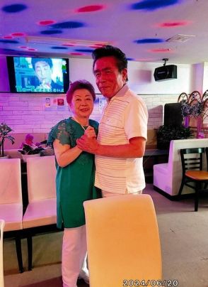 『新婚さん』スナックのママ＆常連客の濃密ロマンス　きっかけは「通風」→75歳ウエディングドレス姿