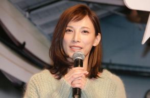 ＜加藤あい＞41歳、美背中披露　「スタイル良すぎ」「相変わらずキレイ」の声