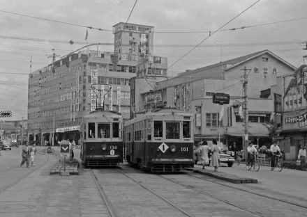 百貨店や映画館、にぎわう街の玄関口　通町筋【写真で振り返る市電100年➀】