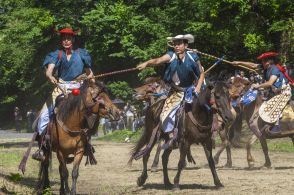 騎馬打毬、勇壮に　八戸三社大祭「中日」