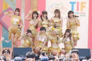 えなこ＆東雲うみ参加のアイドルグループ、TIFで“神対応”　ゴージャス＆セクシー衣装で魅了