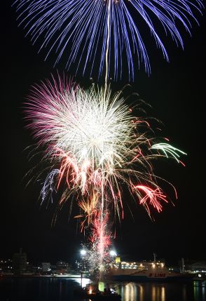 鹿児島県　夜空に約2千発の大輪の花開く　奄美まつり2日目