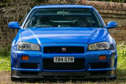 日産R34「スカイラインGT-R V-Spec」が約2400万円にまで！ 日本の書類一式とともに英国に渡った個体が驚きの価格で落札されました