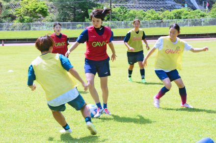 技術磨き、親睦深める　大阪と奄美のチームが合同練習　中学生女子サッカー合宿