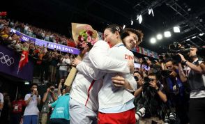 「パリ五輪会場に拍手と汗、愛の誓い」　金メダルの中国バドミントン選手に公開プロポーズ