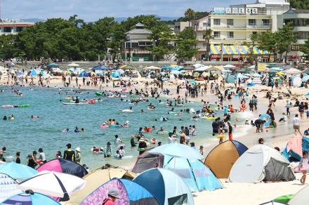 海水浴客数、前年比３万人減　猛暑の影響か ７月の和歌山県白良浜