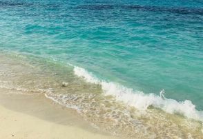 溺れた8歳男児を父が救助　背中を叩くと水を吐き出し意識回復　岡山から沖縄旅行中　金武町の「KINサンライズビーチ」