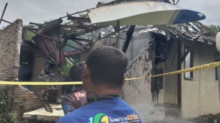 タイで小型飛行機が民家に墜落　操縦士1人死亡、エンジントラブルが原因か