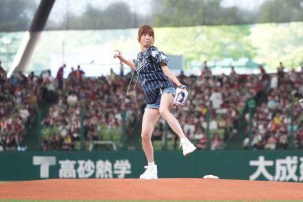 48歳・hitomi、ショーパン美脚全開で西武戦のセレモニアルピッチ　ノーバンならずも「まっすぐに投げられました！」