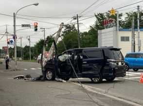 電柱が「ポキッ」… 乗用車が電柱に突っ込む　けが人なし　北海道千歳市