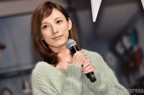 加藤あい、キャミ姿の自撮りショット公開「変わらぬ美しさ」「セクシー」の声