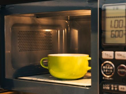 電子レンジから出る電磁波が食品の栄養素を壊すと聞きました。本当ですか？【家電のプロが回答】