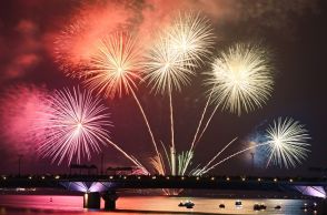 神々の宴 夜空彩る大輪　松江水郷祭花火大会　４日は１万１千発を打ち上げ