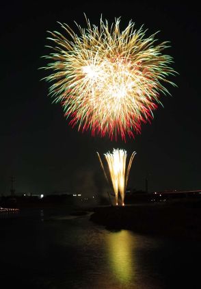 相模川、夏の夜空に大輪　「あつぎ鮎まつり大花火大会」１万発に歓声