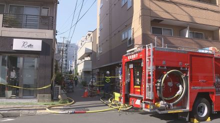 東京・立川市の3階建てアパートで火が出て住人の60歳男性が死亡