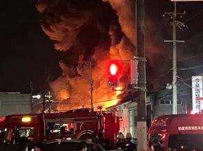 「爆竹のような音と煙が」立ち上る炎　産業廃棄物処理を行う会社の倉庫から出火か　福岡　
