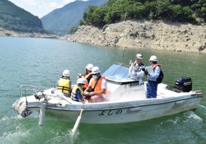 豊かな自然 普段と違う目線で理解深め　奈良県川上村の大滝ダムで湖面巡視体験