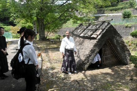 助産師めざす看護学生ら、産屋訪れお産の歴史学ぶ　京都府福知山市の大原神社で