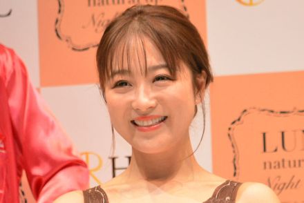 鈴木奈々、人気芸人とペアルックで腕組み　「お似合い」「付き合っちゃえば？」の声