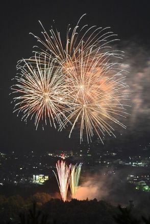 真夏の華、飛騨高山の夜空彩る　飛騨高山市民花火大会