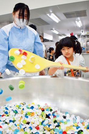 巨大な釜かき混ぜ「重かった」　4月にオープンの所沢の学校給食センターで公開イベント　夏休みの子どもら千人来場　マイナス20度の冷蔵庫に入り「南極みたい」