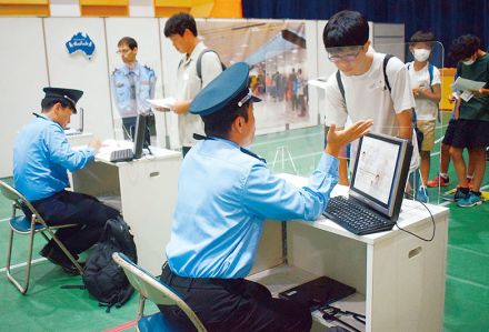 体育館に「空港」出現　臨場感あるセットで海外留学体験　入国審査やホテル、レストランで中学生が英会話にチャレンジ　「緊張したけれど、楽しかった」