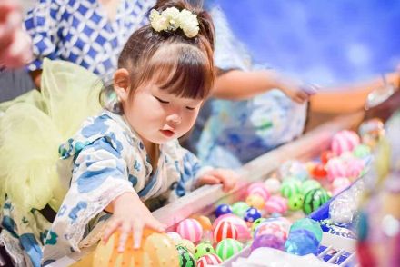 お祭りでの子どもの事故　「玩具の誤飲、食べ物の串によるのど突き」などに注意　消費者庁が保護者へ呼びかけ