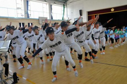 「ええ感じ」　スタンド応援の野球部員が名物ダンスの練習　滋賀学園