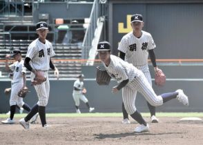 「客席広く、びっくり」明徳義塾が甲子園練習　土や芝の感触も確認