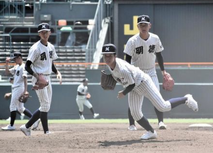 「客席広く、びっくり」明徳義塾が甲子園練習　土や芝の感触も確認